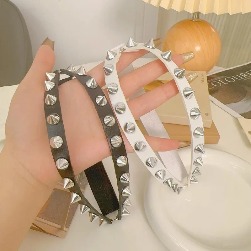 حزام فخذ نسائي بمسامير مخروطية - مراجعة Body Jewelry Chain وسعره